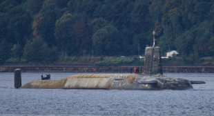 Un submarino nuclear británico de misiles balísticos regresa a la base en un estado lamentable