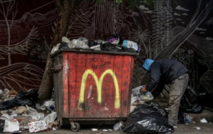 McDonald’s no recicla, solo lo parece: “Es de cara al cliente, luego todo va al mismo contenedor”