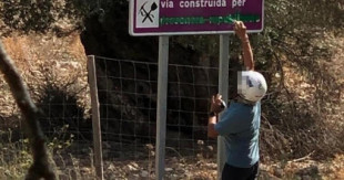 El insistente vecino que vandaliza un letrero: «vía construida por prisioneros republicanos»
