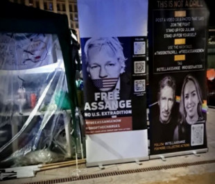 Móstoles: Policía secuestra cartelería de Roger Waters en apoyo a Julian Assange