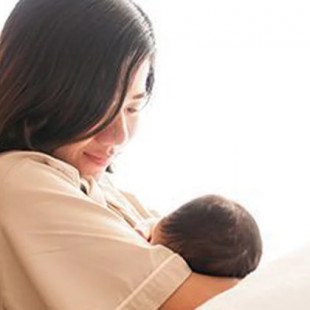 Un bebé llora y la leche materna de la madre se libera: un nuevo estudio podría explicar por qué