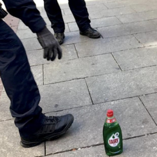Estas son las cinco botellas de Fairy que agredieron a la policía en 2017 y que Sánchez amnistiará