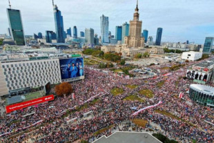 Alrededor de un millón de manifestantes en la concentración antigubernamental de Varsovia [EN]