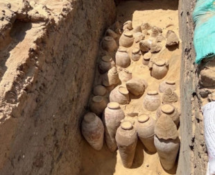 Encuentran cientos de jarras de vino nunca abiertas en la tumba de la reina Merytneit en Egipto