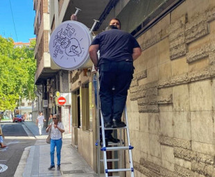 El Ayuntamiento de Valladolid retira de una calle una obra artística con simbología religiosa