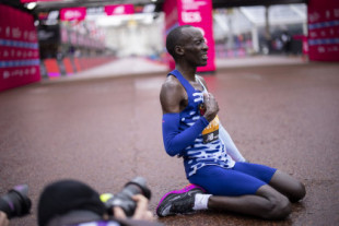 El keniano Kiptum destroza el récord del mundo de maratón de Kipchoge con 2h 00m 35s en Chicago