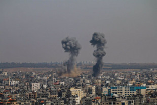 La aviación israelí ataca con decenas de toneladas de bombas 120 objetivos en la Franja de Gaza