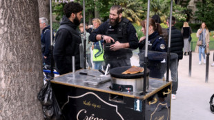 En París los vendedores ambulantes que venden crepes a los turistas en el Campo de Marte almacenan la masa en las alcantarillas [FRA]
