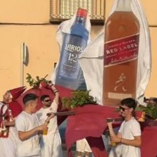 La peculiar 'procesión' que recorre las calles de una pedanía murciana con el 'Cristo Red Label' y la 'Virgen Larios 12'