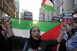 Reino Unido ordena a la Policía británica que considere una "ofensa criminal" ondear la bandera palestina