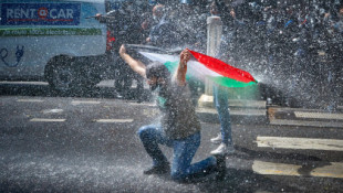 Dispersan en París con gases y cañones de agua una concentración en apoyo a Palestina