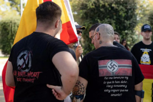 El 12 de octubre de la ultraderecha en Barcelona se cierra con una "jura de bandera" entre simbología nazi