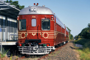 Australia ha convertido una vieja locomotora de 1949 en el primer tren solar del mundo: así es el Byron Bay Train