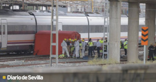 Una cámara de una gasolinera grabó a Álvaro Prieto subido al techo del tren