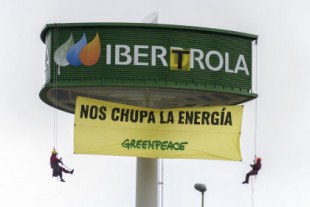Activistas de Greenpeace trolean el logo de Iberdrola en el Día contra el Cambio Climático