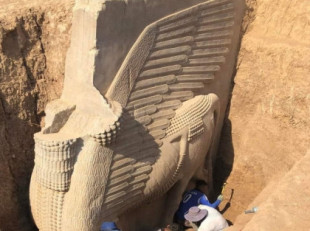 Gigantesco lamassu descubierto en el Palacio Real de Khorsabad, Irak (IT)