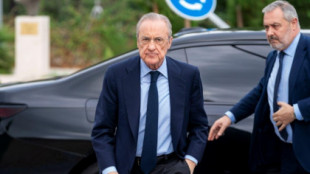 Demanda contra Almeida por regar con dinero público el negocio del fútbol de Florentino Pérez