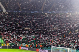 Los hinchas del Celtic de Glasgow desafían el llamamiento del club y presentan una enorme pancarta a favor de Palestina (EN)