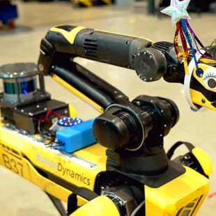 Boston Dynamics usa ChatGPT para hacer que su "perro robot" pueda hablar y ejercer de guía de sus instalaciones
