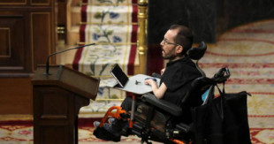 Echenique carga contra el Congreso por no adaptar el Hemiciclo para su silla de ruedas, pero sí para este acto: "Si me apellidase Borbón..."