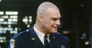 Richard Moll, quien interpretó al imponente alguacil en 'Juzgado de Guardia', muere a los 80 (ENG)