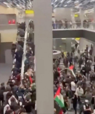 Cientos de personas han irrumpido en el aeropuerto ruso de Makhachkala tras el aterrizaje de un avión procedente de Tel Aviv (ING)