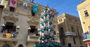 Los Castellers de Vilafranca cargan el primer "castell 9 de 9 amb folre" de la historia