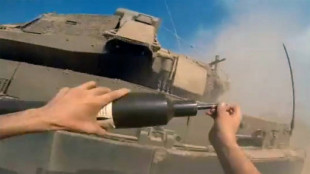 Combatiente de Hamas hace explotar una bomba en un tanque Merkava israelí [ENG]