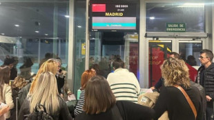 Tensión en Peinador al desalojar un avión de pasajeros que iba a partir rumbo a Madrid para "colar" a los jugadores del Sevilla