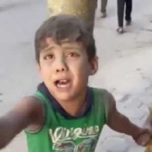 VÍDEO: Dos niños buscan desesperadamente a su madre y hermano tras un bombardeo en Gaza