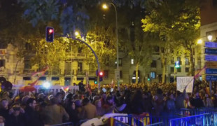 VÍDEO: Cánticos contra Sánchez y Puigdemont en Ferraz mientras los manifestantes empiezan a lanzar piedras