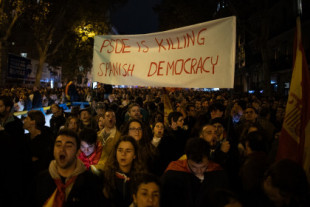 VÍDEO: La octava noche de protestas en Ferraz empieza con la agresión a un cámara de La Sexta