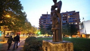 Piden la retirada de una escultura en Pamplona por dar preponderancia al hombre sobre la mujer