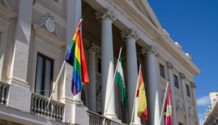 El Ayuntamiento de Cádiz podrá lucir la bandera LGBTIQA+: la justicia desestima la denuncia de Abogados Cristianos