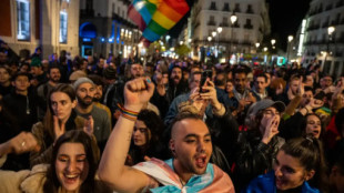 Organizaciones LGTBI llenan la Puerta del Sol contra la reforma de Ayuso: "Ni un paso atrás"