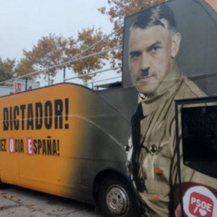 Hazte Oír pasea su camión a las puertas del congreso con un Pedro Sánchez transformado en Hitler