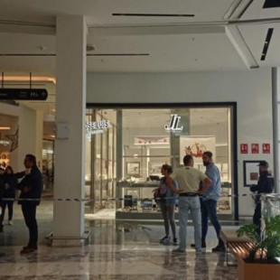 Cinco pistoleros encapuchados siembran el pánico en un centro comercial de Castellón