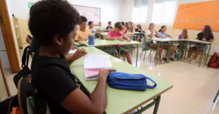 Una madre entra en un aula de las Islas Baleares y obliga a los alumnos a gritar "Viva España" [CAT]