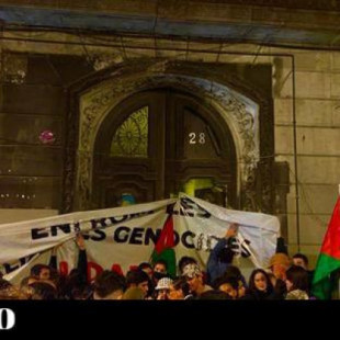 Manifestantes ocupan un bloque de un propietario israelí para denunciar el genocidio en Palestina