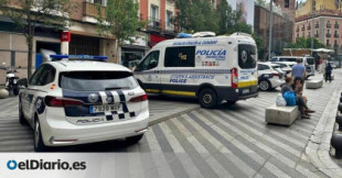 La Policía Municipal de Madrid convierte en su parking particular una plaza peatonal junto a la Gran Vía