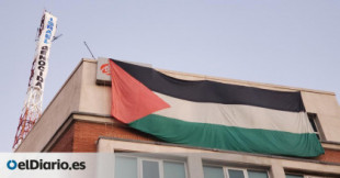 Activistas despliegan una bandera Palestina y una pancarta frente a la embajada de Israel en Madrid