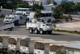 Un vehículo de la misión de la ONU en Líbano es alcanzado por disparos de Israel