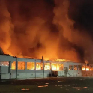 Un incendio calcina la fábrica de Chiruca en Arnedo