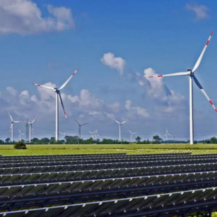 La energía renovable cae a precios de saldo pero no rebaja el recibo de la luz de hogares y empresas