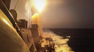 Los huthis atacan a un destructor de EEUU y a un buque mercante en el mar Rojo