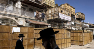 Ataque a cristianos en Jerusalén: un grupo de judíos ortodoxos escupen al paso de una procesión