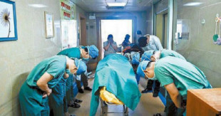 Conmovedora foto muestra a médicos chinos inclinándose en señal de agradecimiento a una niña de 11 años víctima de cáncer cerebral que donó sus órganos [Hemeroteca] [ENG]