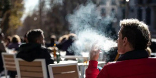 Sanidad prohibirá fumar en las terrazas y limitará los 'vaper' desechables