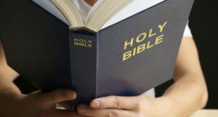 Un humorista trollea a Moms of liberty, pidiendo la censura de un libro que resulta ser la Biblia  tras leer en público versículos con contenido sexual (eng)