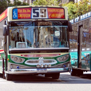La 'motosierra' de Milei dispara el transporte público: el billete de autobús se come más de la mitad del salario mínimo